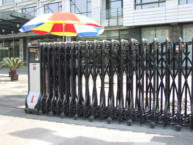 上海伸縮門在建筑行業中的應用非常廣泛